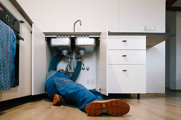 Professional Emergency Plumber technician working in Acra, NY
